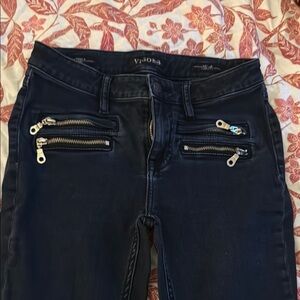 Vigoss Blue Jeans with Zipper Accents